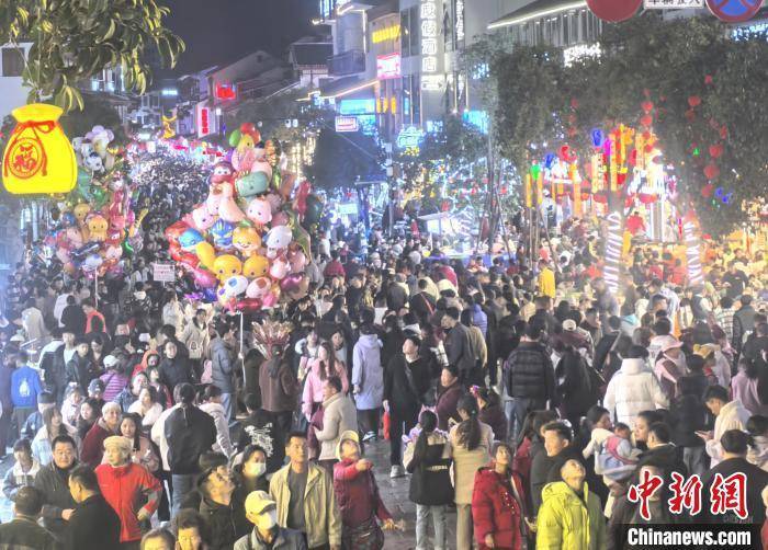 广西阳朔西街新春盛景：中外游客共享浓郁年味