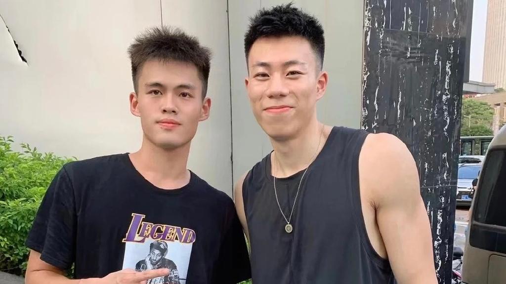 郭艾伦肘击粉丝：娱乐局为何失控？
