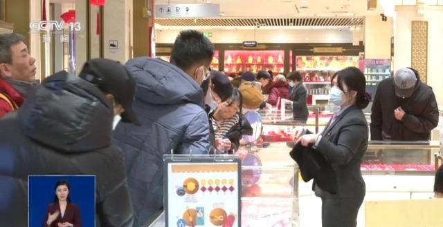节前黄金消费热，蛇元素饰品受宠，春节将至，蛇元素黄金饰品热卖