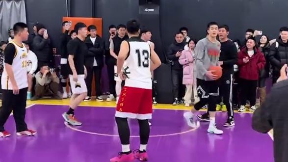 郭艾伦肘击粉丝：娱乐局为何失控？