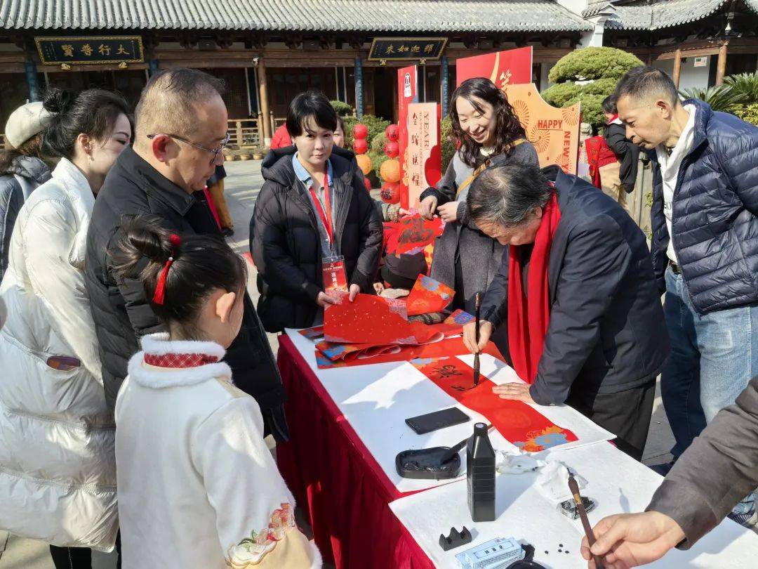 真如镇街道新春活动：写春联送祝福，古今文化交融