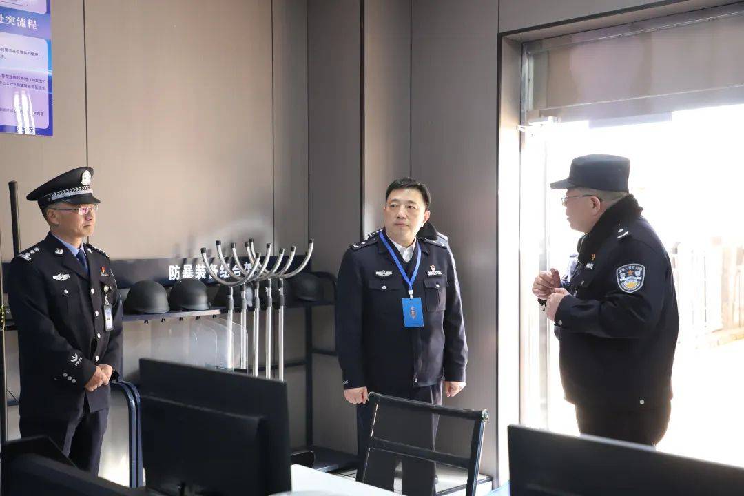 局领导深入监狱节前安全督导慰问一线民警，节前监狱工作检查：局领导看望慰问一线民警