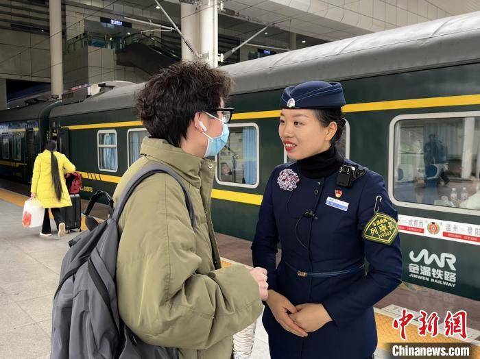 郑珍：20年铁路时光，春运中的坚守与奉献，20年铁路生涯，郑珍在春运中的责任与爱心