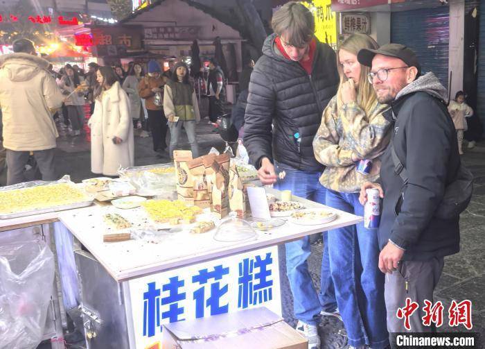 广西阳朔西街新春盛景：中外游客共享浓郁年味