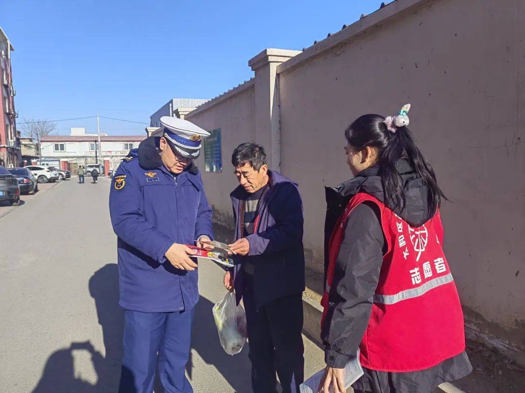 消防宣传入社区，锦州太和大队助力春节消防安全，春节临近，锦州太和大队在社区开展消防宣传活动