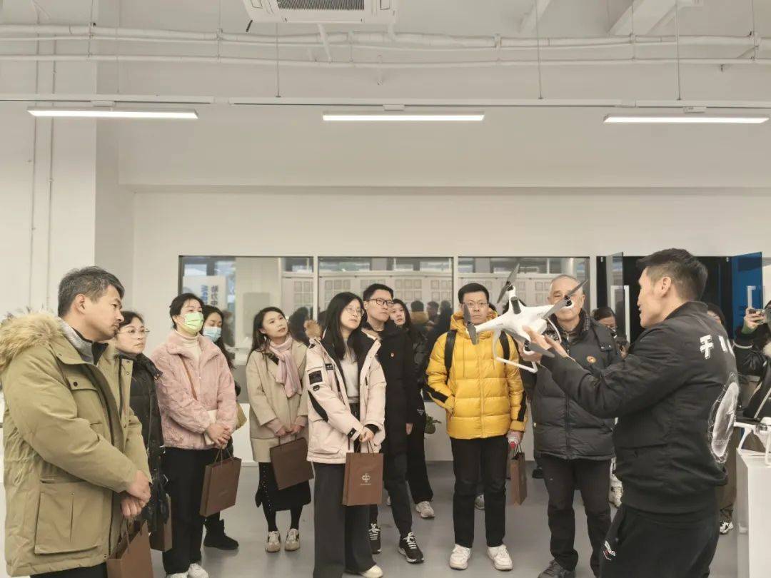 党日活动：走进企业，拓宽知识视野，探秘企业之旅：党日活动中的科技与知识收获