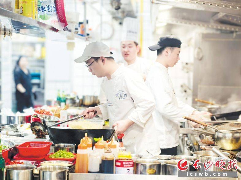 湘菜于长沙：传统风味与现代商业的交融