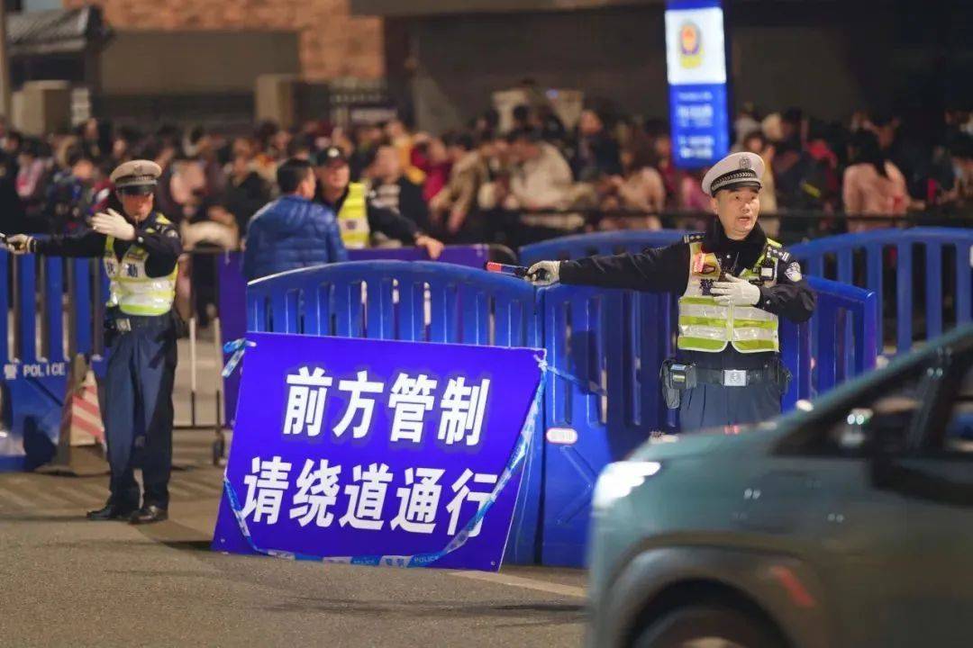 2025大年初一白鹅潭烟花汇演，周边交通管制需知，2025春节：广州白鹅潭烟花汇演与交通管制