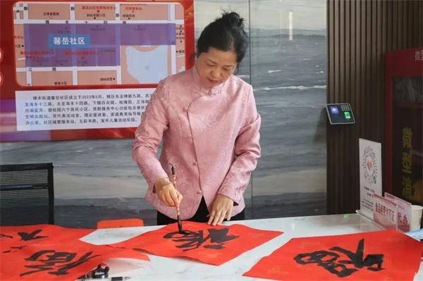 翰墨浓香中的学习强国宣传：棣丰街道春联赠送活动