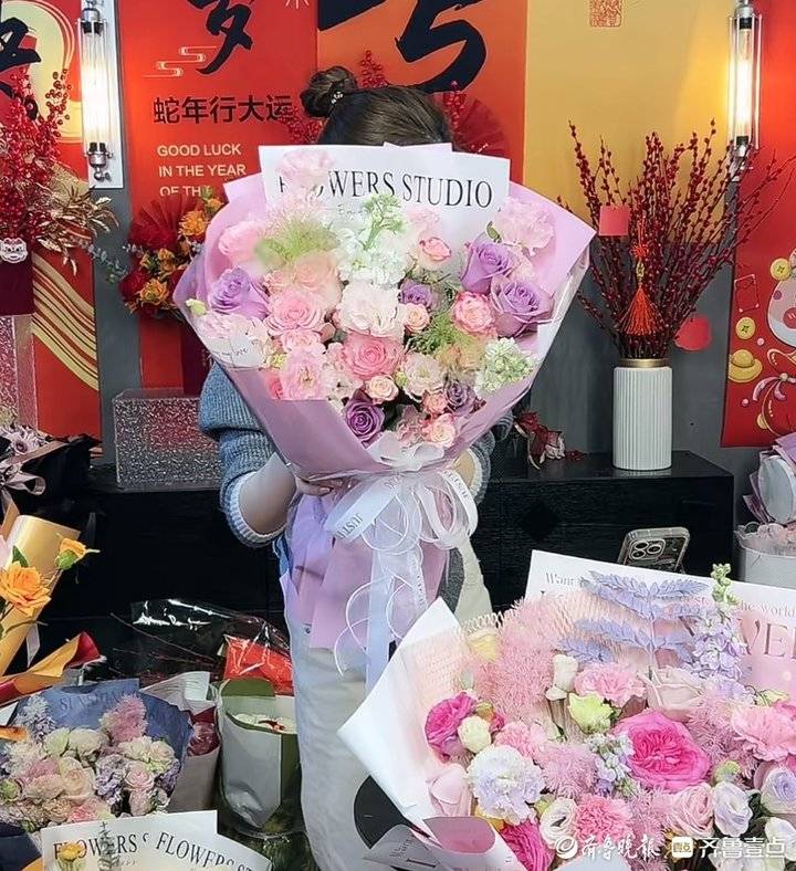 年宵花市场：春节档的热门，主播也想分一杯羹，春节临近，年宵花市场新趋势与主播的“博弈”