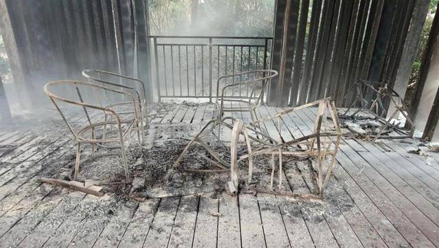 四川内江：男孩鞭炮引爆化粪池，车辆被炸翻
