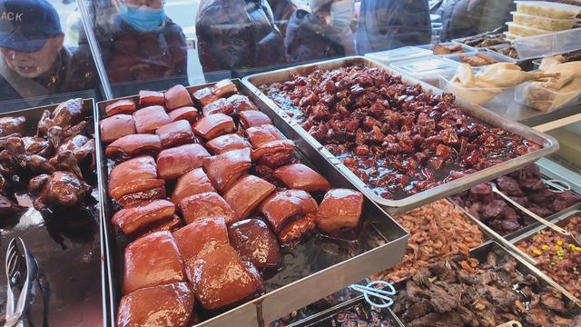 为年夜饭增色，市民排队抢购老字号熟食，老字号熟食：年夜饭不可或缺的补充