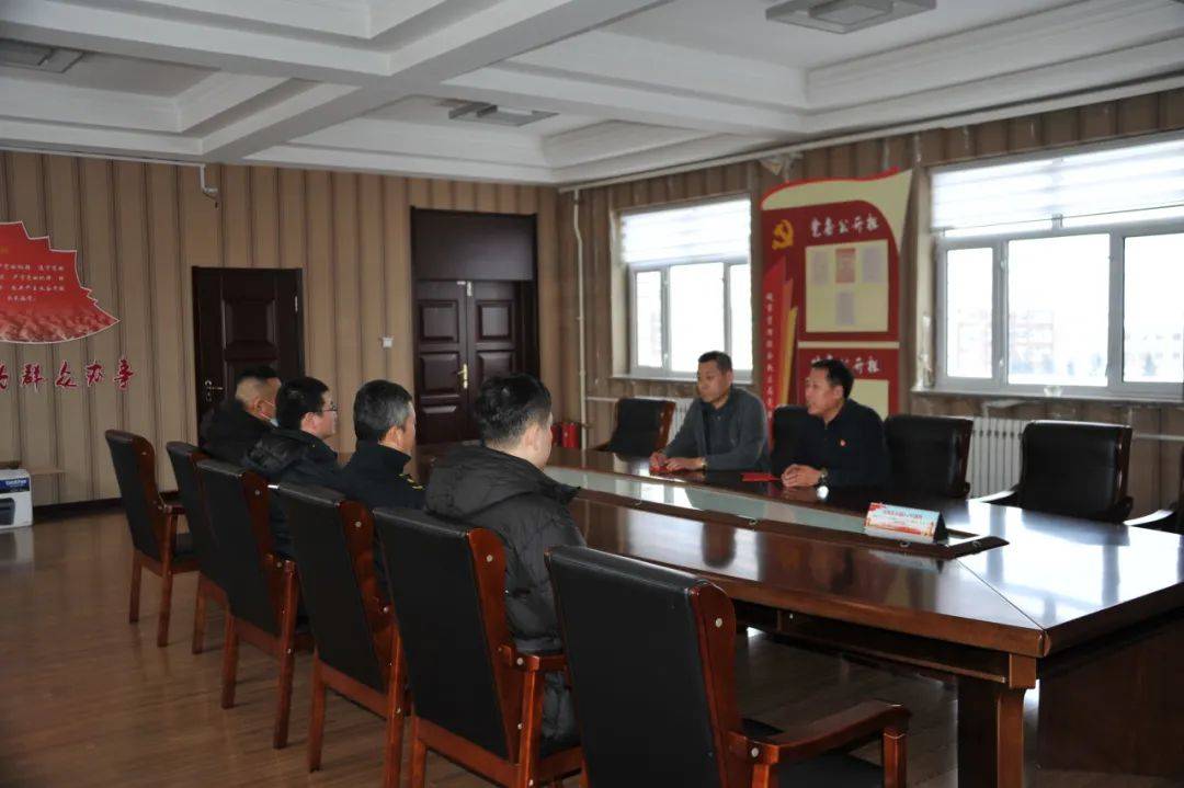 春节前夕，城管系统党委为困难党员送暖，新春将至，城管系统党委关怀困难党员