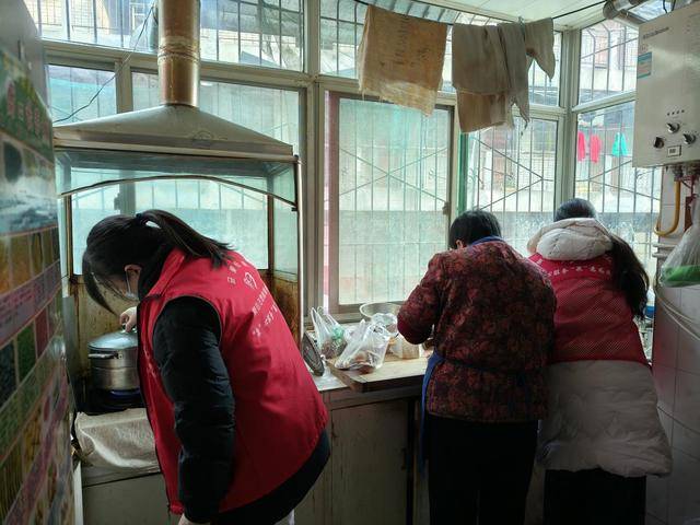 小年之际：秦都区志愿者暖心陪伴空巢老人，秦都区马泉街道：志愿者为独居老人过小年