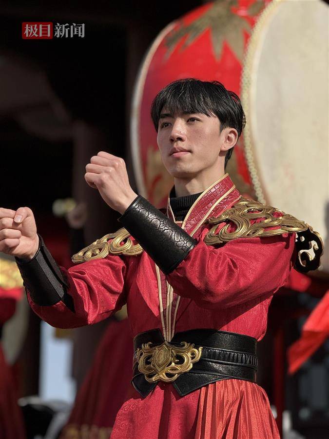 武汉工商学院学生登春晚：闪耀背后的汗水与坚持，110名武汉工商学院学生：放弃寒假登上春晚舞台