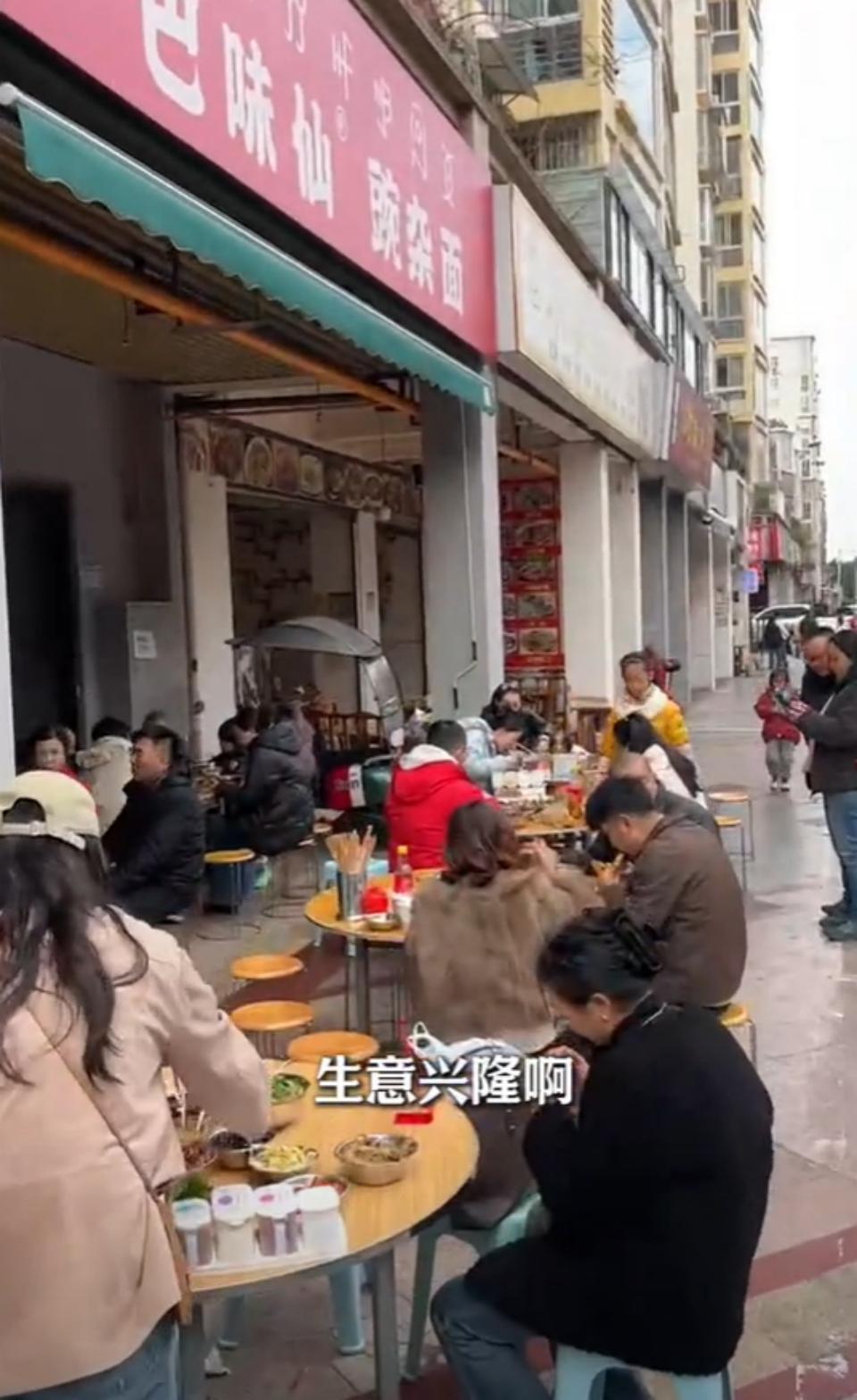 海哈金喜带李亚鹏回四川娘家，大年初一吃粉欢乐多，李亚鹏陪娇妻回娘家过年：西昌街头的美食之旅