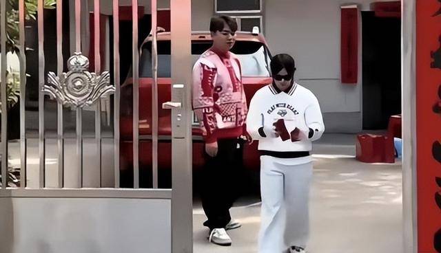 全红婵家门口人满为患，她呼吁理智，全红婵的呼吁：围观者请理智些