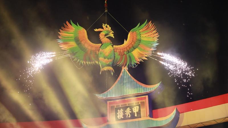 夜幕下观山湖区的奇幻嘉年华