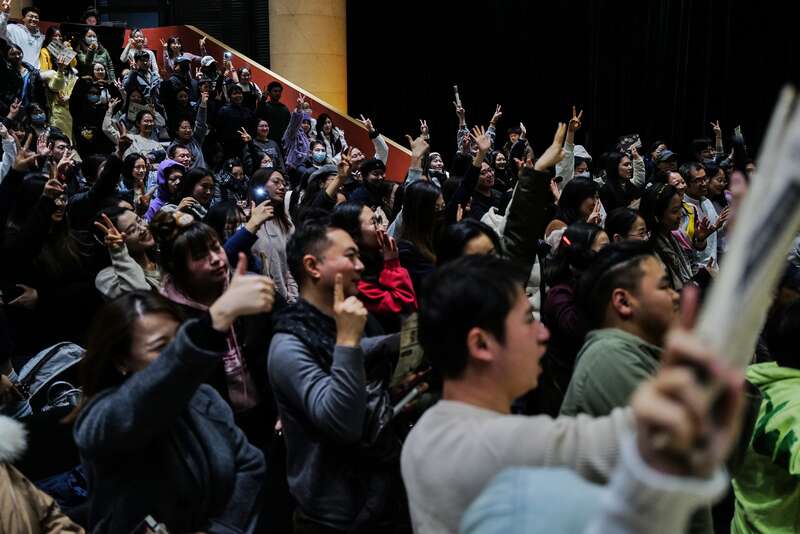 ：单人脱口秀演绎孤独挣扎与命运循环，：在欢笑与沉思中感受命运的循环之美