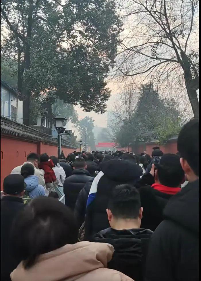 大年初一：各地景区人满为患，部分门票售罄