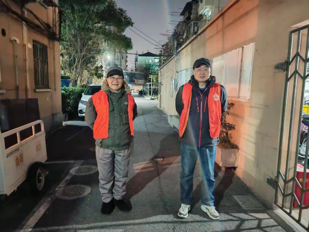 密三社区平安值守：志愿者的默默奉献 社区安全守护者：密三社区平安值守志愿者
