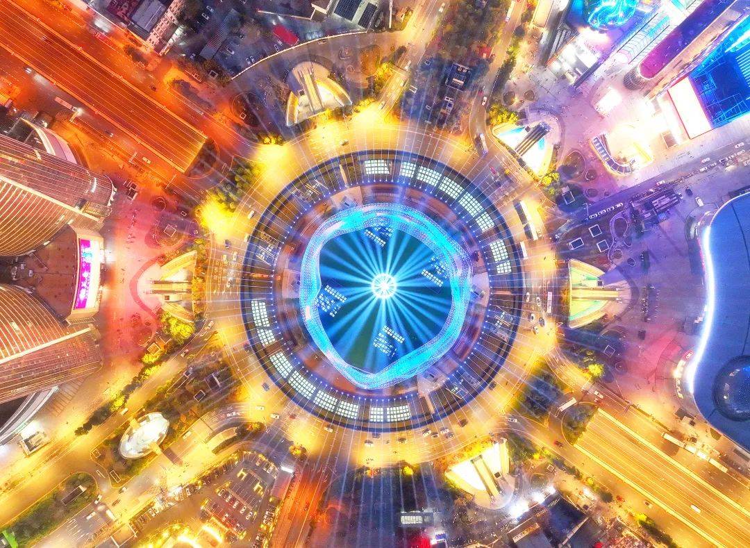 2025蛇年春晚：武汉分会场光谷星河广场惊艳全球，春晚舞台上的武汉之光：光谷星河广场