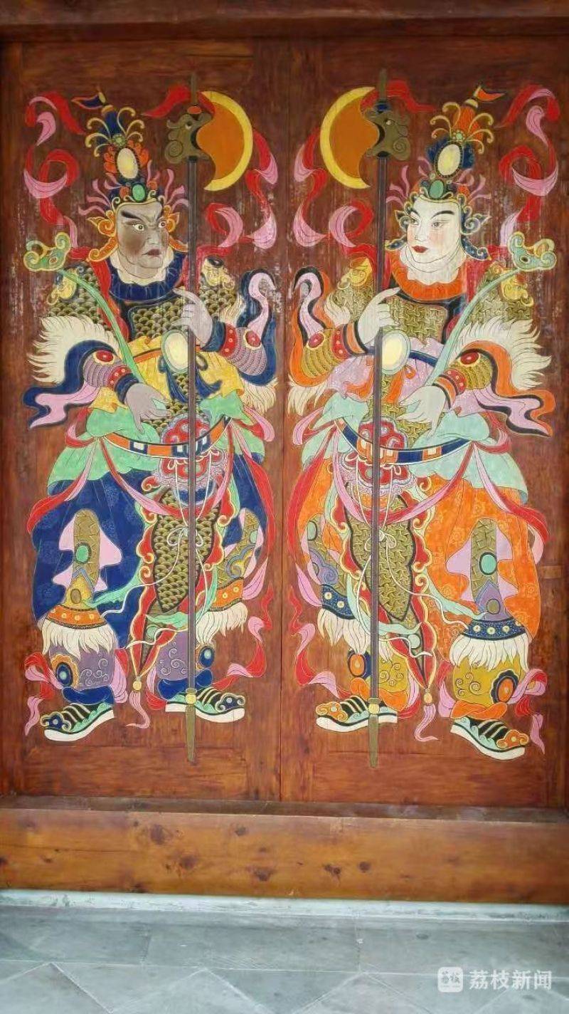 从事门神画20余年：传统技艺与时俱进的探索，20多年的门神画之旅：从传统到创新的传承路