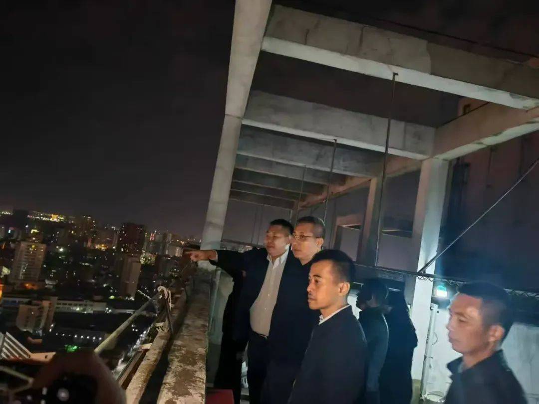 海口领导除夕夜行动：督导烟花燃放管控 海口：市领导分组督导，确保除夕空气质量