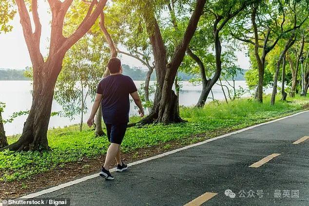 惊！英国博主一周暴走25万步，身体变化意想不到，英国小伙的疯狂暴走之旅：25万步的极限挑战