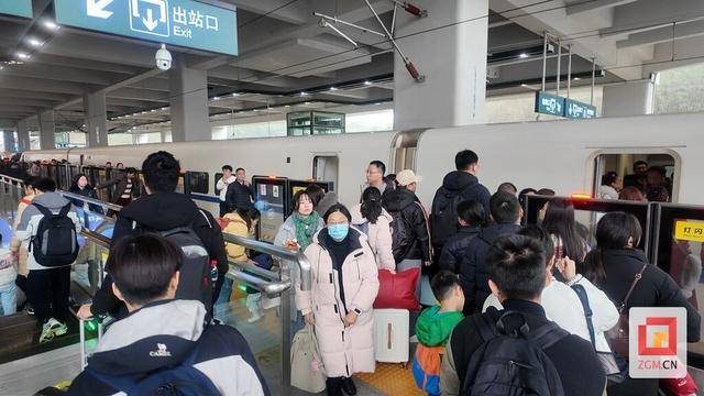 自贡站春运：列车加密与服务优化并行