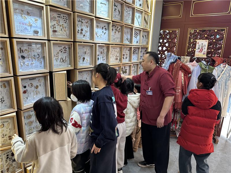 白塔寺药店寒假走读营：青少年与中医药文化的深度接触