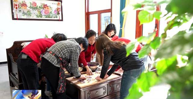 大河镇纸房头村：炸花花里的新年味 探秘河北石家庄纸房头村的“炸花花”制作