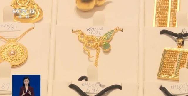 节前黄金消费热，蛇元素饰品受宠，春节将至，蛇元素黄金饰品热卖