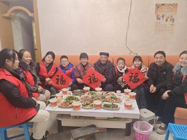 小年之际：秦都区志愿者暖心陪伴空巢老人，秦都区马泉街道：志愿者为独居老人过小年