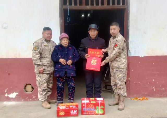张谷英镇武装部慰问新兵家属，彰显尊崇与敬意