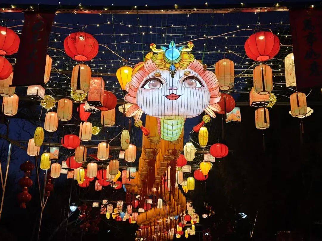济南新春：四大景区与千佛山的花灯盛宴，2025济南新春赏灯指南：热门景区灯组亮点