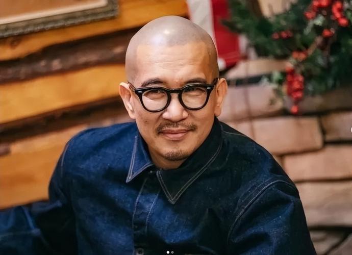 具俊晔深吻大S遗体：深情还是惊世骇俗？ 大S离世后，具俊晔的深吻行为引发网友激烈讨论