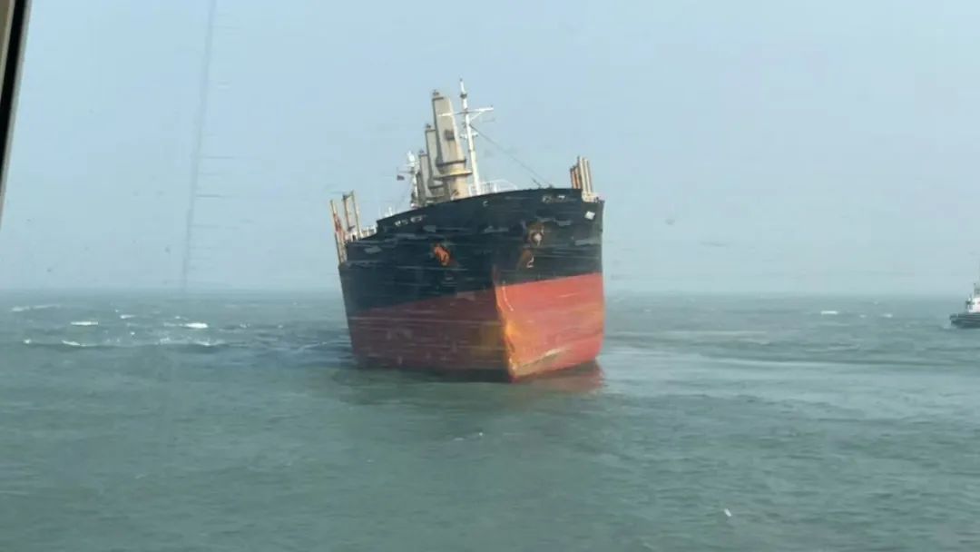 惊！外轮在罗源湾触礁搁浅后被救