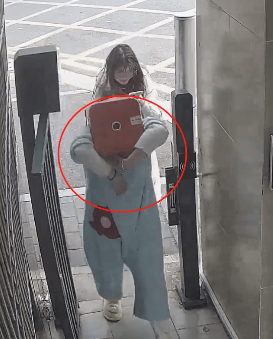 惊！女孩玩“塑料凳套头”游戏被困，家人无奈求助消防站