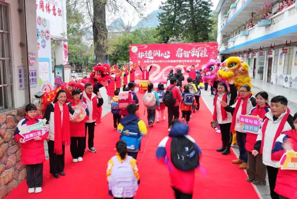 桂林小学开学：传统与流行共舞的新学期开端，桂林小学开学：非遗传承与电影文化的奇妙碰撞