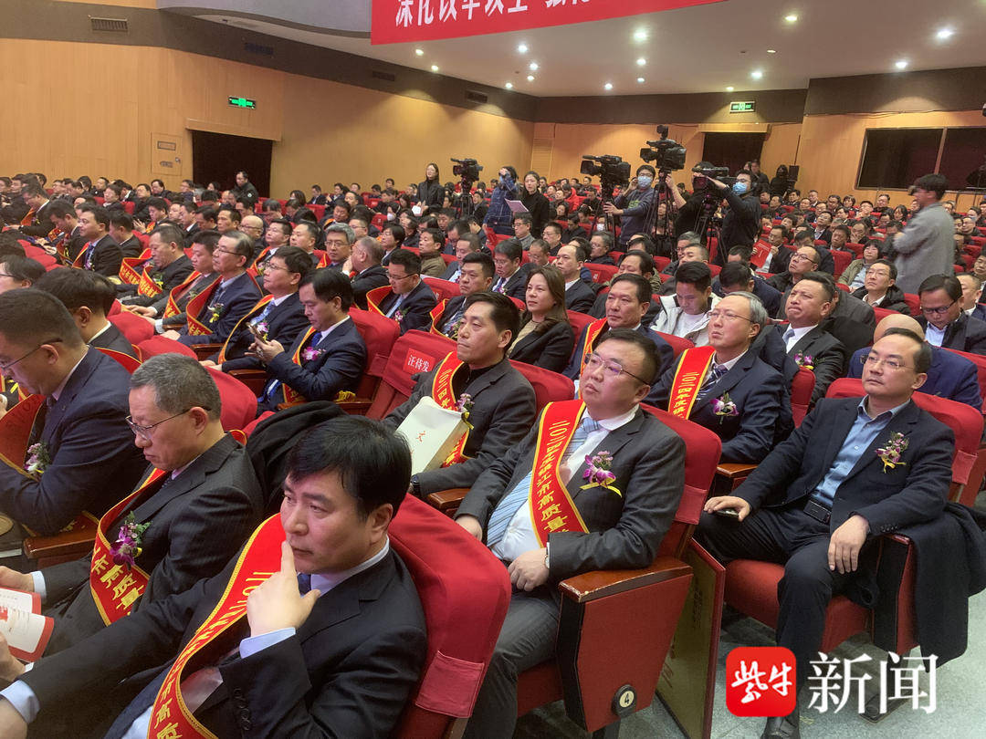 镇江市产业强市大会召开，新征程开启 镇江产业强市大会：马明龙解读2025年工作部署