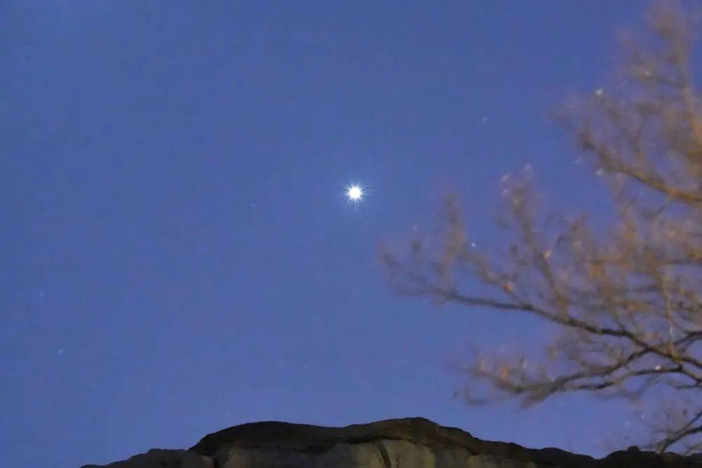 金星于2月15日以昏星模样达最亮，你准备好了吗？，2025年2月15日：金星昏星姿态最亮闪耀天空
