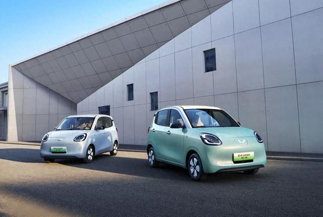 宏光MINIEV四门版来袭：多功能的新能源代步车，宏光MINIEV四门版上市，价格与配置全解析