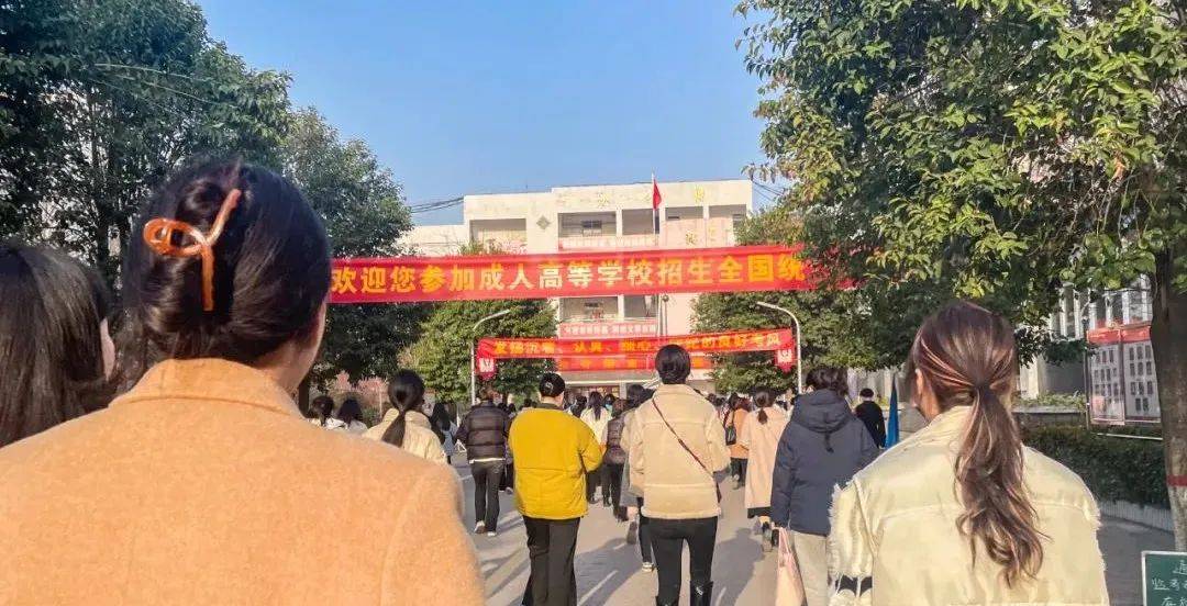 成人高考：学历提升的理想途径，成人高考：开启成人学历提升的大门