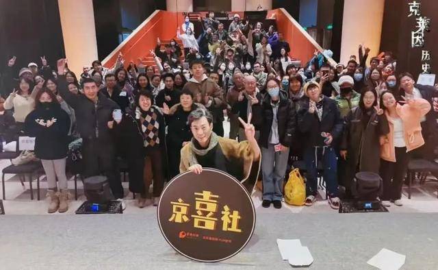 夜幕下的北京喜剧院FUN空间：独特的戏剧新体验