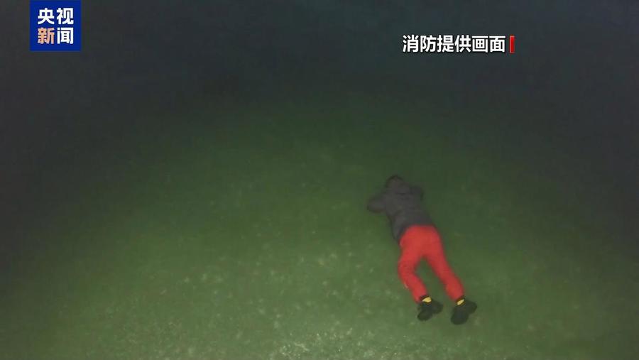 气温回升，冰面暗藏危险，消防救援在行动 冰面融化：人员遇险，消防救援全记录
