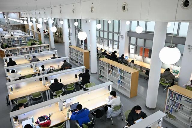 开学啦！校园里的青春画卷，2025开学日：校园生活的新开始