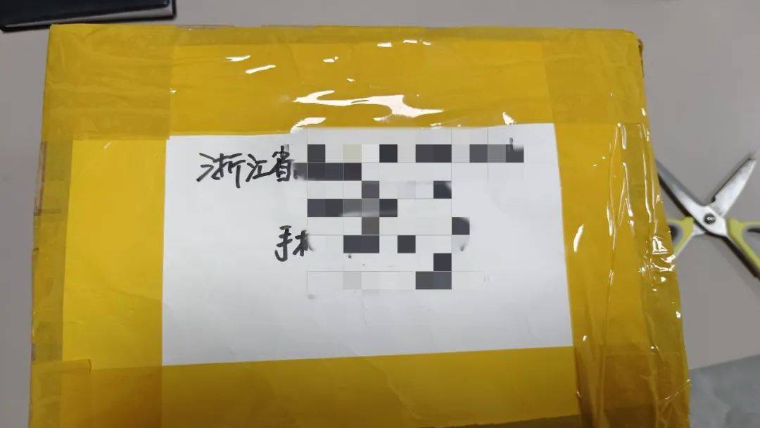 10万现金装纸箱欲随“货拉拉”送走，平阳警方及时阻止网络投资诈骗，险象环生！平阳警方阻断“货拉拉”运送10万现金的诈骗路