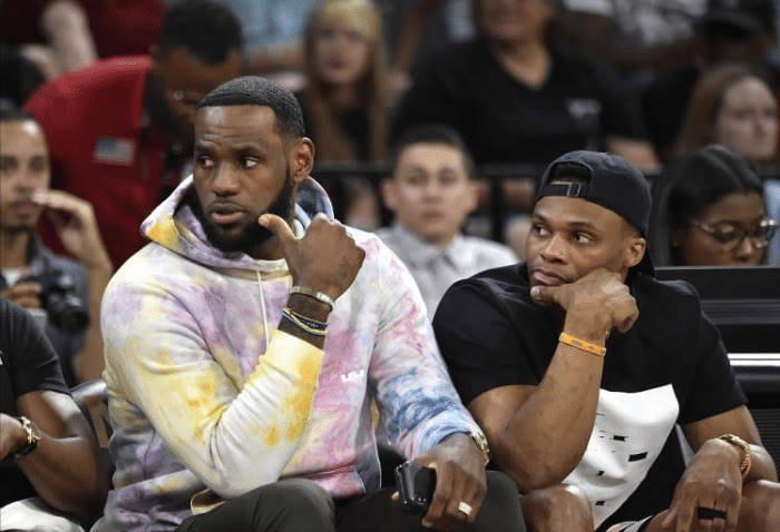 NBA季前赛大事件：湖人积极调整，西蒙斯交易波折，湖勇赛受瞩目，NBA季前赛资讯：湖人寻补强，西蒙斯交易遇坎，湖勇较量看点多