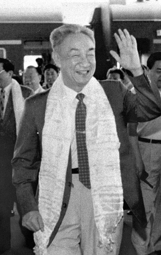 邹家华：多面角色的精彩瞬间回顾，邹家华：不同场景下的身影